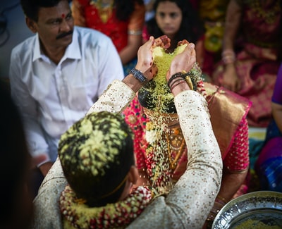 男人站在浇注物质在婚礼的女人
